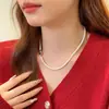 Colar de pérolas de vidro com fivela de lingote de aço inoxidável Colar de pérolas cinza de cânhamo de nicho de luxo feminino