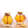 Botella de miel de seis lados de vidrio transparente para mermelada embotellada 500g tapa de madera tarro de miel hexagonal botella nido de pájaro con varilla para remover