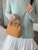 Bolso de Mano con Forma de Concha Yueziz Design para Mujer Otoño/Invierno 2026 Nueva Versión Coreana Bolso Chic Vintage para el Trabajo Bolso de Hombro Cruzado