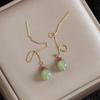Brincos de pedra de jade Hetian brincos elegantes de alta qualidade 14K envoltos em ouro simples novos brincos de luxo modernos e leves para emagrecimento facial