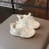 Nuevas Zapatillas de Princesa con Flor de Perla para Niñas Otoño 2026 Zapatos de Malla Dulces para Niñas Suela Suave Zapatos Casuales de Moda