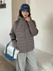 Jaqueta de Algodão com Capuz Tricotada em Blocos de Cores de Manga Longa para Mulheres Outono e Inverno 2025 Versátil Casual Acolchoada Quente Curta de Algodão