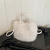 Bolsa de pelúcia transfronteiriça feminina outono e inverno 2024 nova bolsa mensageira fofa all-match este ano popular explosão bolsa balde
