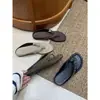 Sandalias de tanga retro Chuyuji de nicho con remaches para mujer, nuevo estilo de verano 2026 para vacaciones, sandalias versátiles de suela gruesa