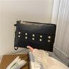 Bolso de mano de moda personalizado de celebridad de Internet 2022 este año popular estilo occidental temperamento simple para ir al trabajo bolso sobre remache bolso de mujer