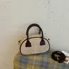 Bolso Boston de Lunares Otoño/Invierno para Mujer 2026 Nuevo Estilo Bolso de Hombro Único Cruzado Versátil para Viajes Cotidianos Diseño de Nicho Pequeño de Alta Gama