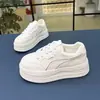 Zapatos blancos de suela gruesa para aumentar la altura para estudiantes, zapatos casuales ligeros, nuevas zapatillas deportivas versátiles de otoño 2026, zapatos casuales para mujer