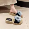 Sandalias de playa de verano para mujer, nuevo estilo 2025, diseño de hada, suela gruesa, estampado floral, perfectas para vestidos y cómodas de llevar.
