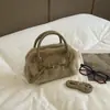Bolsa transversal simples de um ombro para o dia a dia 2026 feminina de luxo leve nicho bolsa de mão pelúcia moda novo estilo outono e inverno versátil