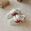 Tênis Esportivo Infantil 2026 Primavera e Outono Novo Estilo Sapatos para Meninos Sola Macia Sapatos Casuais para Bebês Meninas Sapatos Individuais Tênis para Crianças Pequenas