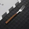 Acero inoxidable con veta de madera imitación, juego portátil de tres piezas para estudiantes: palillos de madera para alitas de pollo, tenedor y cuchara portugueses, caja de vajilla para exteriores