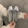 Sapatos de camada única de prata com laço decotado 2024 primavera nova francesa suave noite vento plana bombas sapatos femininos