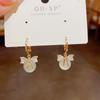 Pendientes elegantes de estilo coreano, sencillos, de moda, con lazo de ojo de gato y hebilla para las orejas, con un diseño de nicho de lujo y un sentido avanzado.