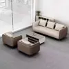 Área de recepção simples e moderna para reuniões e discussões, com um conjunto de sofá de escritório de couro e mesa de centro, projetada para o escritório do chefe ou gerente.