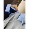 Top de gola de camisa falso de duas peças da moda focado em design, moletom solto emagrecedor feminino 26 Outono/Inverno Novo H092305