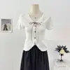 Novo estilo de verão, top de tricô puro e atraente com decote V e amarração, manga curta, design que afina a cintura, camiseta com fenda e barriga à mostra para garotas descoladas
