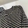 Camiseta Henley de Rayas Long-Termism Ajustada con Cintura Plisada y Bordado de Letras Manga Larga Cuello Henley Camisa Base Top para Primavera