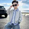Roupa de outono moderna e estilosa para meninos, nova coleção 2026, streetwear legal e da moda para meninos mais velhos, roupas de outono com design de peça falsa dupla