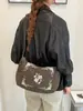 Bolsa tote de camurça bordada com trevo de quatro folhas, estilo retrô coreano, para mulheres, nova coleção outono/inverno 2026, bolsa de ombro de grande capacidade