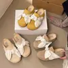 Suaves y elásticas, estas zapatillas elegantes y frescas son una tendencia candente de 2026, con un diseño retro que llama la atención y un estilo simple sin adornos que cubre los dedos del pie.