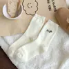 Calcetines blancos para mujer de invierno con forro polar, gruesos, cálidos, para casa, dormir, calcetines de piso, bonitos bordados de dibujos animados, calcetines de terciopelo australiano