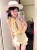 Traje de baño de una pieza floral nuevo 2026 con cuello halter, escote en V profundo y dobladillo con volantes, corte ajustado para vacaciones en la costa, playa y aguas termales