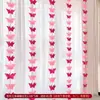 La habitación de bodas está dispuesta para hombres y mujeres, el dormitorio principal, la sala de estar, el hotel, la casa nueva, la cortina, la flor, el traje, los adornos colgantes con el carácter de 'feliz' largo