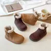 Botas de nieve para niños con forro polar, nuevo estilo invierno 2026, botines cortos gruesos y cálidos para niñas, versátiles y cómodos con suelas suaves, botas de algodón de doble capa