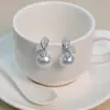 Pendientes de botón y colgantes de flor de trébol y perla de alta gama, elegantes, a la moda, de lujo ligero, con detalles completos de diamantes, venta al por mayor de pendientes de alta gama