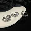 Anillo de diseño de nicho con personalidad, estilo francés irregular, con circonitas abiertas apiladas y textura de alta calidad.