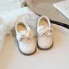 Sapatos de couro para meninas, novos modelos primavera/outono, sapatos de princesa de sola macia para crianças, antiderrapantes, para bebês meninas, bico quadrado, para bebês e crianças pequenas