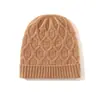 Cachemira Otoño/Invierno 2026 Nuevo de Alta Gama para Mujer Color Sólido Tejido de Punto Trenzado Cálido Moda Protección Auditiva Tejido Casual Gorro Plegable