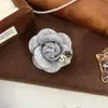 Broche de Camelia Pequeña de Estilo Nuevo, de Alta Gama, Suave y Dulce, Accesorios Elegantes Retro Franceses para Trajes y Abrigos
