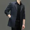 2026 Novo Trench Coat Masculino de Comprimento Médio com Gola de Terno, Seda, Primavera e Outono, Casaco Trench Casual de Negócios para Jovens Homens