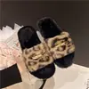 Chinelos peludos de outono com sola grossa e estampa de leopardo para mulheres, chinelos de pelúcia para exterior, nova moda 2026 para casa estampa de leopardo branco