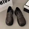 Mocassins Retro Elegantes Novos Slip-on Solado Grosso 2026 Fivela de Metal Salto Bloco Sapatos de Uma Sola Estilo Britânico Sapatos Pequenos de Couro Feminino