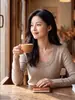 Elegante suéter de punto casual con cuello en U para mujer, nuevo estilo otoño 2026, de manga larga, corte ajustado, versátil suéter interior con escote bajo