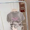 Roupa Infantil Estilo Coreano 2026 Moda Verão Meninas Camiseta Curta Simples com Letra Top de Manga Curta com Cordão de Seda Gelada Infantil