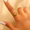 Anillo de Acero Inoxidable Dorado de Moda Europea y Americana para Mujer, Lujo Ligero de Gama Alta Chapado en Oro de 18K Sol Versátil Anillo Abierto