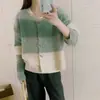 Casaco suéter listrado color-block artístico e vintage para mulheres, novo estilo outono/inverno, corte solto, de abotoamento simples com botões de madeira, cardigã de tricô versátil