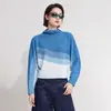 Coleção de outono de Miyake: Camisa básica feminina listrada color block, com gola franzida, mangas morcego, corte solto, comprimento curto e design texturizado de manga longa