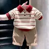 Roupa Infantil Coreana 2026 Primavera/Outono Novo Suéter de Tricô Retro com Gola Polo Listrada Calça Casual Cáqui Infantil Tendência