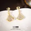 Pendientes de Botón Geométricos de Abanico Incrustados con Diamantes de Nicho Estilo Socialité Elegante de Lujo Ligero Clips para Orejas Triangulares Pendiente de Nicho Elegante con Sensación de Alta Gama