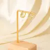 Pendientes Exquisitos de Hebilla de Herradura Estilo Metal de Alta Calidad Feijia, Diseño de Nicho para Caras Cuadradas y Redondas, Hacen que el Rostro Parezca Más Pequeño, con un Toque de Lujo Ligero y Sensación de Alta Gama