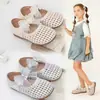 Sandalias para Niña Zapatos Pequeños Tejidos Huecos Infantiles Nuevo Modelo Primavera/Verano 2026 Zapatos para Bebé Niña Transpirables Antideslizantes Zapatos Pequeños de Cuero
