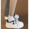 Tênis brancos da moda para mulheres 2026 novo modelo ins moda sola grossa aumento de altura estilo universitário versátil casual calçados esportivos