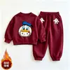 Nuevos conjuntos de ropa con temática de dibujos animados para niños y niñas, con lindas sudaderas forradas de forro polar y un conjunto de dos piezas moderno, perfectos para otoño e invierno.