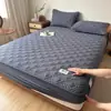 Funda de colchón acolchada de color liso, amigable con la piel, transpirable, engrosada, sábana bajera antideslizante, protector de colchón a prueba de polvo para dormitorio de estudiante, juego de tres piezas