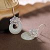 Pendientes de hebilla de seguridad de estilo étnico vintage para mujer, chapados en plata, cortos, elegantes, con forma de loto, joyería para orejas de cheongsam.