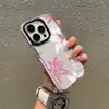 Capa de celular estilo Ins com flor de lírio rosa suave para Apple 16 Pro Max com bordas pretas e proteção elevada para a lente, capa macia de TPU anti-queda